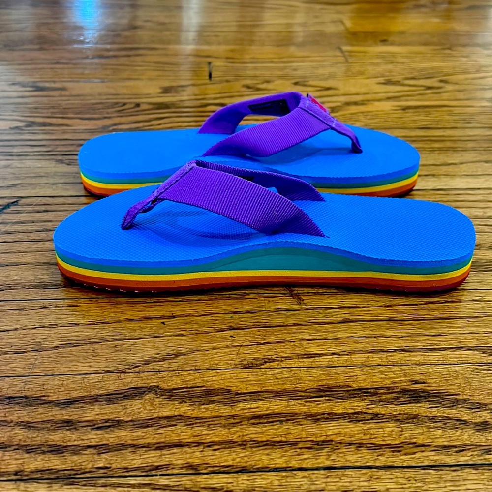 Teva Rainbow low platform  flip flops NWOT sz 6